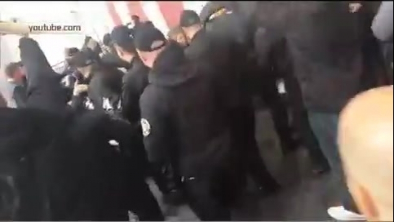 Протестующие штурмуют здание горадминистрации одессы и жгут покрышки