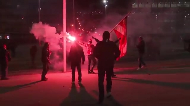 ​московские фанаты футбольной команды "спартак" устроили драку в испанском городе бильбао с болельщиками "атлетика"