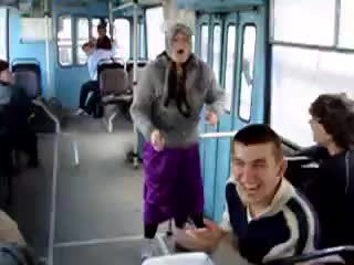 Бабка рокер поёт и танцует в автобусе!ахаха угар