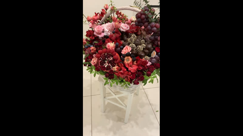 Корзина гигант с цветами, клубникой в шоколаде и фруктами