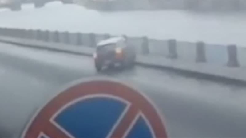 Девушка на «мини купере» пробила ограждение и улетела в фонтанку