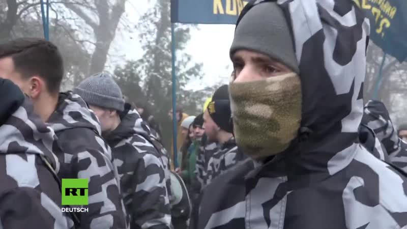 Nach eskalation an strasse von kertsch hunderte nationalisten marschieren in camouflage in kiew auf