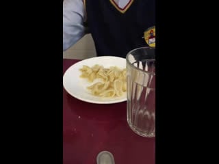 Колян жрёт херню