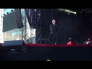 Roger taylor ambling down the catwalk!! @queenwillrock @officialrmt @trnsmtfest vid by @theirmusicrocks