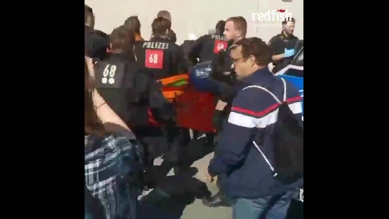 Разгон митинга в германии в поддержку беженцев