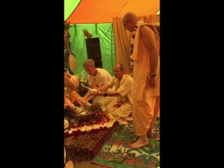 Бхакти ананта кришна госвами омывает стопы бхакти чайтанье свами