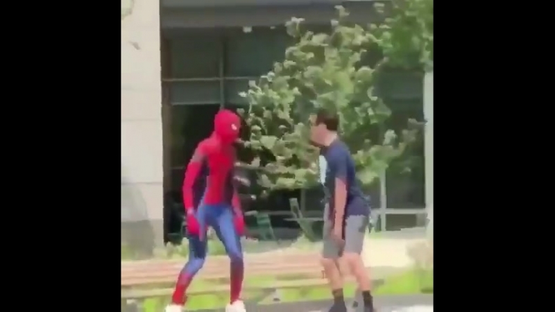 Паучок отжигает на улице