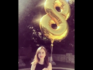 Lilyjcollins via instagram comemorando seus 8 milhões de seguidores em seu ig