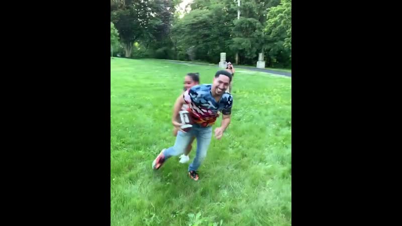 🎬дэнни гарсия играет со своими сестрами близняшками в регби