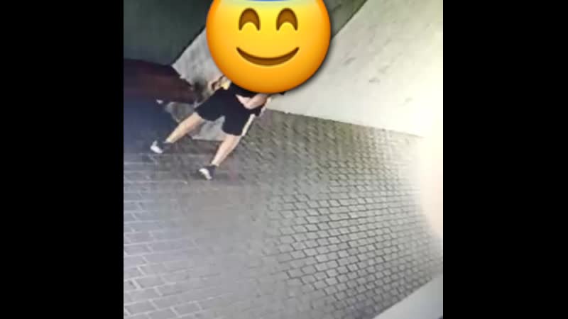 Пацан насерил в руку и кинул какашку на дом янино