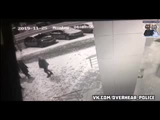 Таксист подрался с тремя клиентками