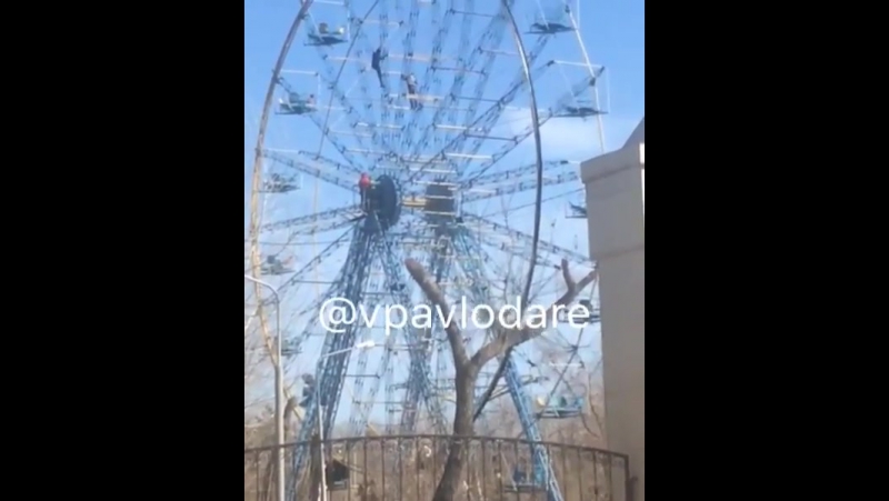 Молодые парни забрались на колесо обозрения в павлодаре