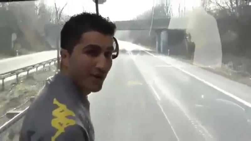 Футболисты дортмундской боруссии развлекаются в автобусе