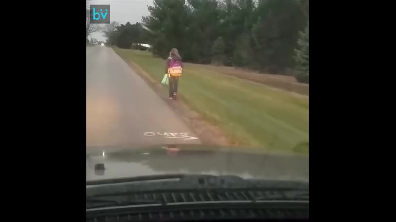 Папа заставляет дочь пройти восемь километров до школы пешком за буллинг