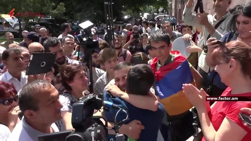 Ինչպես է ժողովուրդը դիմավորում ներսես պողոսյանին եւ գեւորգ սաֆարյանին