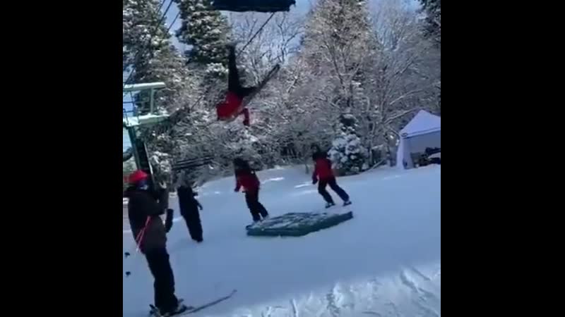 Парень застрял в лыжах