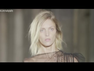 Длинные ноги, голая грудь аня рубик (anja rubik) на показе saint laurent (весна/лето 2017) на неделе моды в париже, 27/09/2016