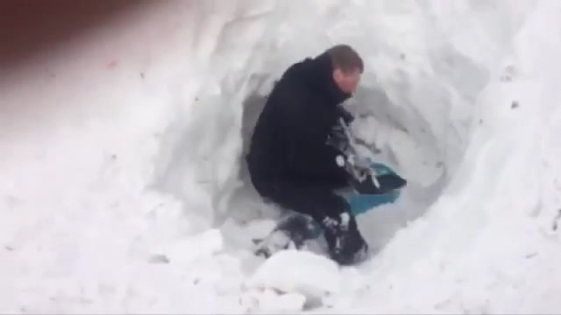 Сход лавины на туристов