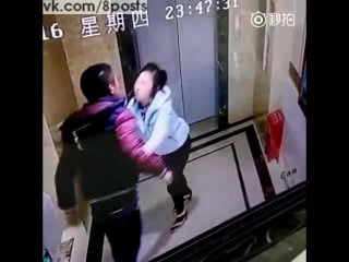 Пьяный нетерпеливый китаец бьёт по двери лифта и падает в шахту / drunk chinese man falls into shaft after kicking elevator door