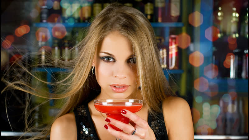 Она чуточку помешанная и коктейлями размешанная