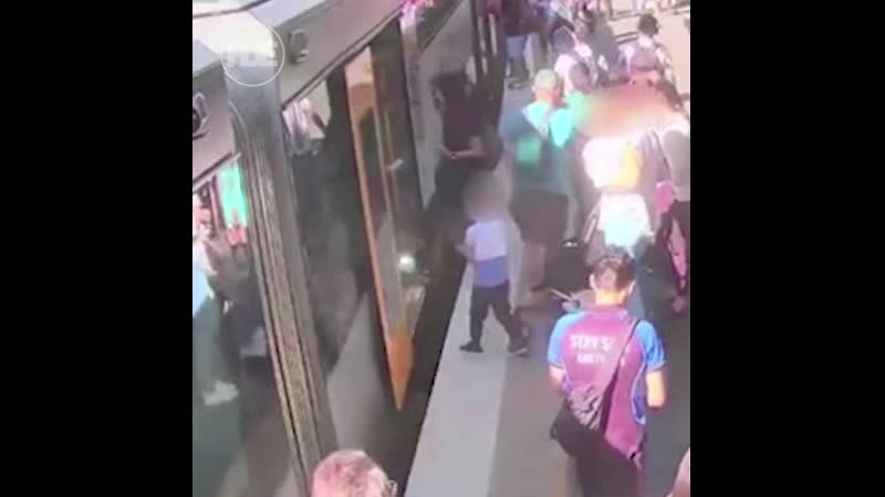 Маленький австралиец упал с платформы под поезд