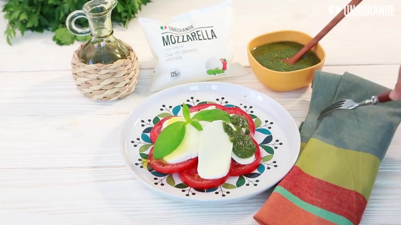 Капрезе с моцареллой и двумя соусами