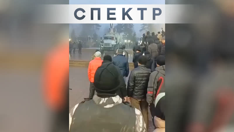 В казахстане протестующие снесли памятник экс президенту назарбаеву