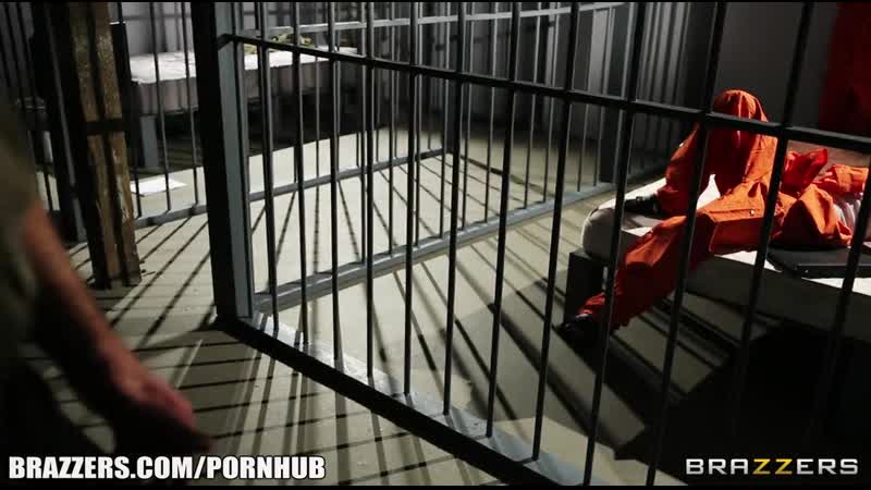 Уголовница в тюрьме противиться охранникам, которым она делает минет #минет # анал #жесткий секс