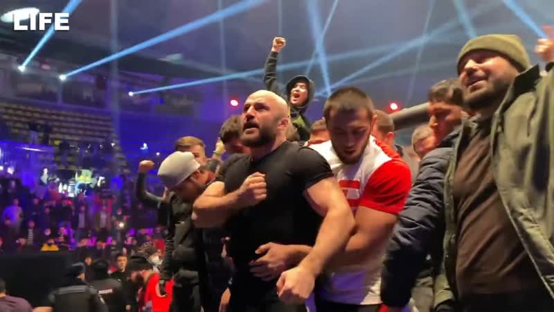 Массовая драка на турнире мма в москве