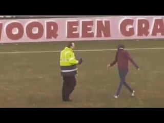 More footage from go ahead eagles fans who get on the pitch after provocations de graafschap players watch till the end, becaus