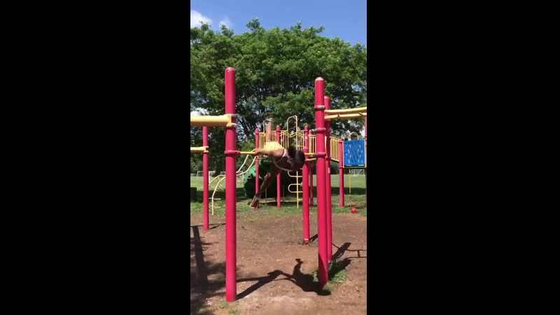 Девушка крутится на брусьях