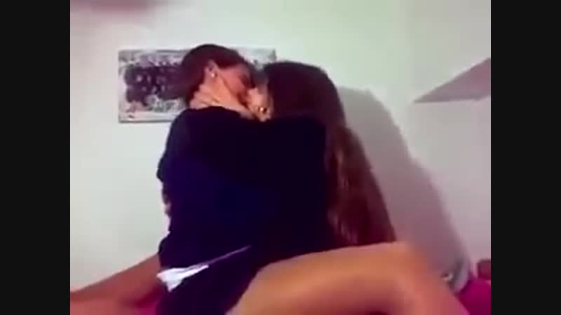 Dos chicas besandose apasionadamente
