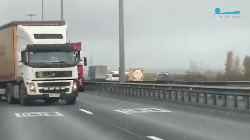Фура без водителя едет по кад