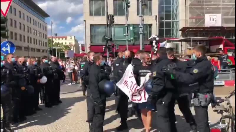 Friedlicher demonstrant vor russischer botschaft abgeführt