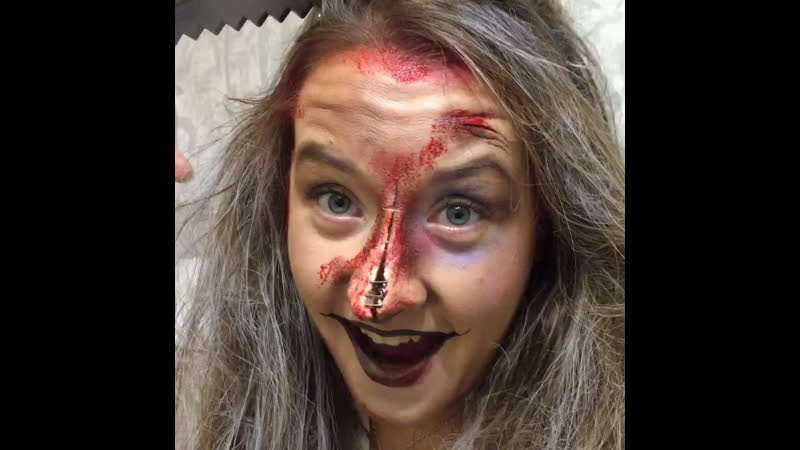 Девушка с пилой