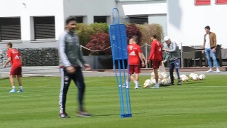 Fc bayern stars beim stretching mit blauen matten (training teil 1)