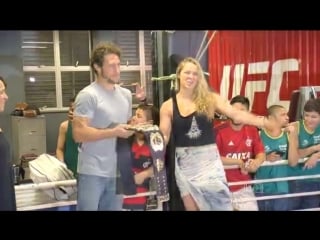 Jornal nacional lutadora ronda rousey visita rocinha e doa