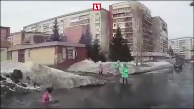 Девочка по пояс провалилась в лужу в томской области (vhs video)