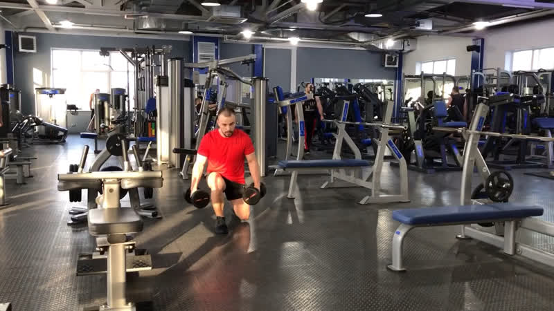 Шагающие выпады с гантелями