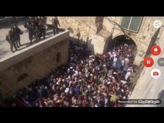 Israeli police throw stun grenades into crowd of muslim worshippers en route to al aqsa mosque; 115 reported injured as prayers