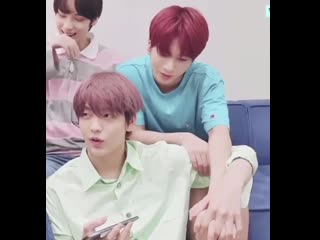 Vlive 150520 holding hands