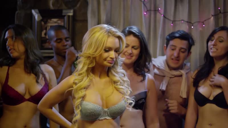 Минди робинсон (mindy robinson) голая в фильме «общага» (2014)