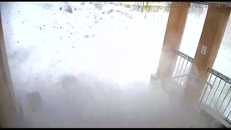 В мурманской области дочка спасла маму от лавины с крыши администрации