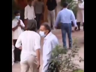 King khan reached at kapoor's residence to pay his last respect to #rajiapoor