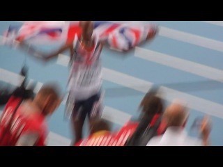 Мо фара (mo farah) пробегает мимо трибун после победы на чм по легкой атлетике 2013