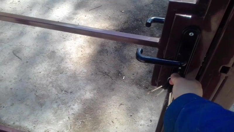 Монтируем пару откатных ворот, разделённых гигантской 1,5м калиткой