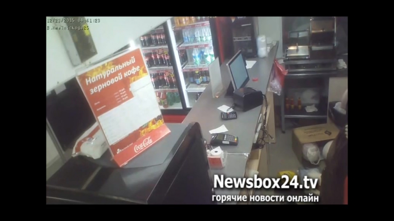 Налетчики в масках, угрожая ножом, ограбили ларек фаст фуда