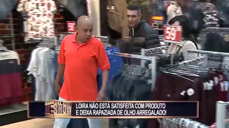 Loira insatisfeita mostra que roupa encolheu e deixa clientes revoltados!
