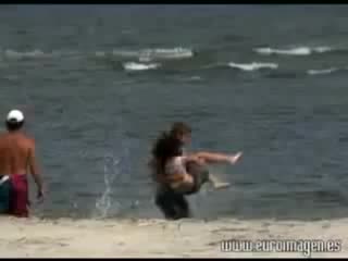 Miley cyrus besa apasionadamente a liam hemsworth