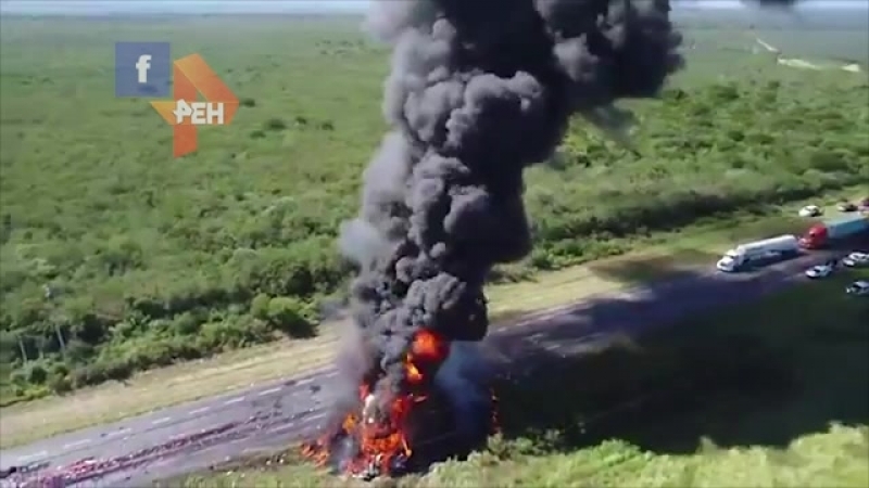Автоцистерна врезалась в автобус на севере мексики